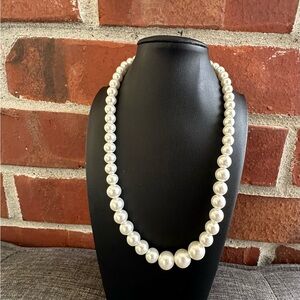 Vintage Express Faux Pearl necklace